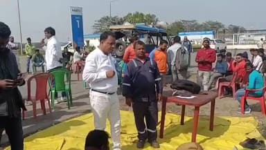 কাঁকসা: বেতন বৃদ্ধির দাবিতে পানাগড় শিল্পতালুকের বেসরকারি সার কারখানার গেটের সামনে আমরণ অনশনে বসলো শ্রমিকরা