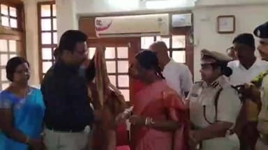 నిర్మల్: జిల్లా కేంద్రానికి వచ్చిన రాష్ట్ర న్యాయ, అటవీ, పర్యావరణ శాఖ మంత్రి కొండా సురేఖకు స్వాగతం పలికిన కలెక్టర్ అభిలాష అభినవ్