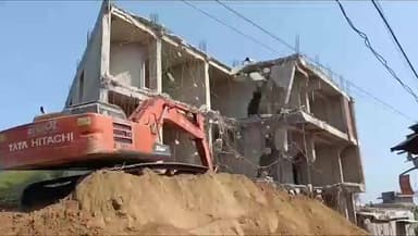 करौली: शहर में पूर्व सभापति के पुत्र अमीनुद्दीन खान के अवैध भवन को तोड़ने की कार्रवाई तीसरे दिन भी जारी