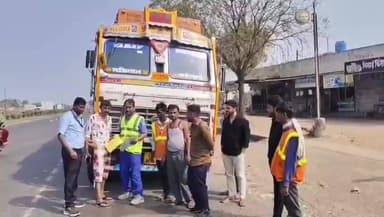 बड़वानी: ग्राम गावड़ी मुंबई-आगरा नेशनल हाईवे पर टोल कर्मचारियों ने चलाया जागरूकता अभियान