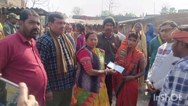 मुशहरी: मूसहरी प्रखंड: विधायक बेबी कुमारी ने अग्निपथ में 2 महिलाओं को ₹12000 का चेक दिया, अग्निकांड में जले थे घर