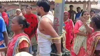 ବସ୍ତା: ଦେଉଳା ହାଟ ରେ ଥିବା
ଷ୍ଟେଟବ୍ଯାଙ୍କ ଗ୍ରାହକ ସେବା କେନ୍ଦ୍ର ପରିଚାଳକ ରଞ୍ଜନ ରଣା ଙ୍କୁ ବିଦ୍ଯୁତ ଖୁଣ୍ଟ ରେ ବାନ୍ଧି ନିର୍ଧୁମ ପିଟିଲେ ଲୋକେ ,