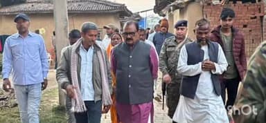 मेराल: मेराल प्रखंड के कई गांवों का पूर्व मंत्री मिथिलेश कुमार ठाकुर ने किया दौरा