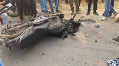 डभरा खरसिया मुख्य मार्ग छुहिपाली के पास तेज रफ्तार ट्रैक्टर की टक्कर से बाइक सवार युवक की मौके पर हुई मौत
