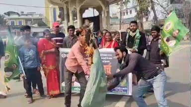 मधेपुरा: महिलाओं पर अत्याचार के खिलाफ भूपेंद्र चौक पर राजद का आक्रोश मार्च, पीएम-सीएम का पुतला फूंका