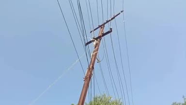 அருப்புக்கோட்டை: நகராட்சி வீரலட்சுமி நகர் பகுதியில் இரும்பு மின்கம்பம் வளைந்து சேதமடைந்து காணப்படுகிறது மாற்றி தர பொதுமக்கள் கோரிக்கை