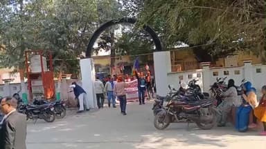 आंवला: आंवला में भारत मुक्ति मोर्चा का प्रदर्शन, आरएसएस के खिलाफ नारेबाजी और एसडीएम को सौंपा ज्ञापन