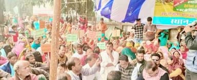 किशनगंज जिला मुख्यालय स्थित समाहरणालय के समक्ष भूमि बचाओ संघर्ष समिति के बैनर तले किसानों की भूमि को सैनिक केम्प के लिए ...