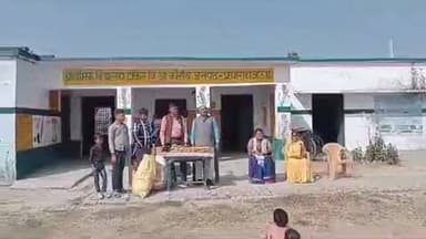 कोरांव: पूर्व ग्राम प्रधान प्रतिनिधि ज्ञानचंद त्यागी ने प्राथमिक विद्यालय टीकर व जयकरन के बच्चों को बांटे कापी, किताब और पेन