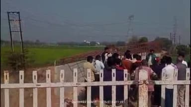 फतेहाबाद: फतेहाबाद के ग्राम जगराजपुर में तहसीलदार ने रेलवे लाइन के पास बंद किए मार्ग का किया निरीक्षण, ग्रामीण रहे मौजूद