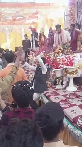 ग्राम नलखेड़ा में चल रही श्रीमद्भभागवत कथा के छठे दिन भगवान श्री कृष्ण और रुक्मणी के विवाह में थिरके श्रद्धालु।