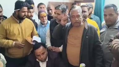 बीकानेर: फूटी पाइपलाइन से धंसी जमीन, मकानों में आई दरारें, लोगों ने नया शहर टंकी पर।किया प्रदर्शन