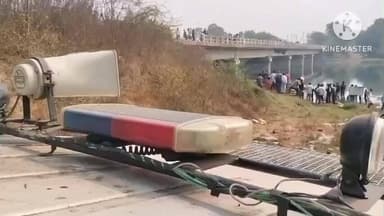 राजपुर: डेब नदी के पुल से अनियंत्रित होकर गिरा वाहन, ड्राइवर के दबने की आशंका