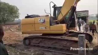 कर्वी: कर्वी तहसील के अहमदगंज हाईवे में अधिग्रहण जमीन के मुआवजे की राशि की मांग करते ग्रामीण पहुंचे डीएम कार्यालय