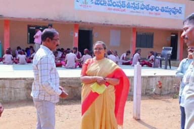 గజ్వేల్: జగదేవపూర్ మండలం తిమ్మాపూర్ జిల్లా పరిషత్ ఉన్నత పాఠశాలలో మధ్యాహ్న భోజన ప్రక్రియను పరిశీలించిన జిల్లా కలెక్టర్ హైమావతి