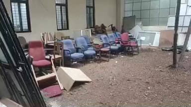 ಗದಗ: ನಗರದ ಜಿಲ್ಲಾಧಿಕಾರಿ ಕಛೇರಿಯಲ್ಲಿ ಮುರಿದ ಖುರ್ಚಿಗಳ ದರ್ಬಾರ್