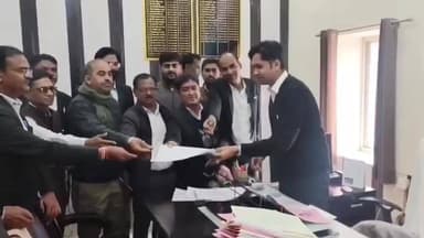 बेगुं: बेगू बार संघ के अधिवक्ताओं ने न्यायालय में पेश ऑनलाइन प्रकरणों के निर्णय को निरस्त करने की मांग करते हुए ज्ञापन सौंपा