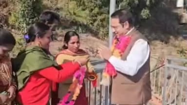 कोटली: समाजसेवी राजेश कपूर ने कोटली के नालसन क्षेत्र का दौरा किया, बदहाल सड़कों पर जताई चिंता