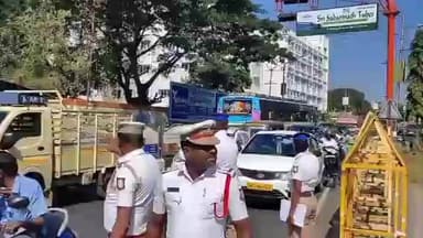 சேலம்: கலெக்டர் அலுவலகம் அருகே ஹெல்மெட் அணிந்து சென்றவர்களுக்கு போக்குவரத்து போலீசா சான்றிதழ் இனிப்புகள் வழங்கி பாராட்டு