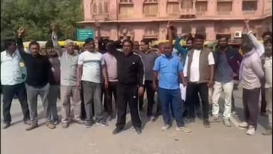 बीकानेर: लालगढ़ स्टेशन पर टैक्सी स्टैंड की मांग को लेकर टैक्सी चालकों ने कलेक्ट्रेट पर किया प्रदर्शन