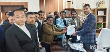 औरैया: अधिवक्ताओं ने पूर्व मंत्री कमलेश पाठक पर दर्ज कथित फर्जी मुकदमा समाप्त करने की मांग उठाई, ककोर में एडीएम को सौंपा ज्ञापन