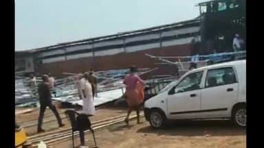 കണ്ണൂർ: പോലീസ് മൈതാനിയിലെ കണ്ണൂർ ഫ്ളവർ ഷോയുടെ മുഖ്യ കവാടം തകർന്നു വീണു