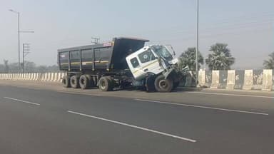 কাঁকসা: বুদবুদ বাইপাসে দাঁড়িয়ে থাকা ডাম্পারের পিছনে ধাক্কা অন্য একটি ডাম্পারের,গুরুতর আহত চালক
