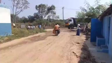 பழனி: வடக்கு தாதநாயக்கன்பட்டி கிராமத்தில் பொதுமக்கள் லாரிகளை மறித்து சாலை மறியல் போராட்டம்