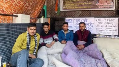 जोशियाड़ा: तांबाखाणी सुरंग के बाहर कचर डंपिंग जोन हटाने की मांग को लेकर आंदोलनकारियों का हनुमान चौक पर धरना जारी है