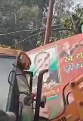 फतेेहपुर: नगर के प्रमुख मार्गों से अवैध तख्त, ठेले, अस्थायी दुकानें और होल्डिंग हटाए गए, अधिशासी अधिकारी के नेतृत्व में चला अभियान