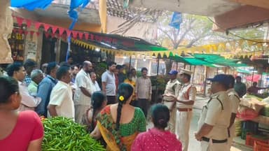 రామగుండం: మద్యం సేవించి వాహనాలు నడపద్దు., కూరగాయల మార్కెట్లో రోడ్డు భద్రతపై అవగాహన చేసిన ఎస్ఐ మనోహర్