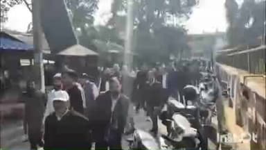 पलिया: पलिया तहसील में कंबल चोरी मामले पर एसडीएम व लेखपाल के विरोध में अधिवक्ता हुए लामबंद, किया प्रदर्शन