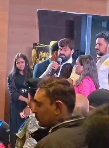 "जान इधर आओ" Pawan Singh ने Mahima पर लुटाया प्यार
#PawanSingh #MahimaSingh #Viral #Trending