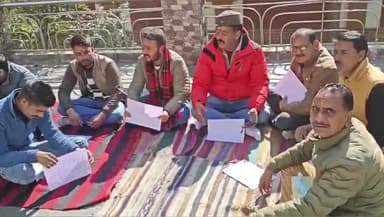 डुंडा: प्रयागराज में शंकराचार्य के साथ हुए दुर्व्यवहार के विरोध में विभिन्न संगठनों ने विश्वनाथ मंदिर में धरना दिया