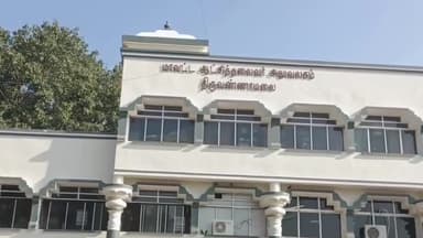 திருவண்ணாமலை: தேர்தல் அலுவலரும் கலெக்டரும்மான தர்ப்பகராஜ் வாக்குப்பதிவு செய்வது குறித்து நடைபெற்ற செயல்முறை விளக்கத்தை ஆய்வு செய்தார்