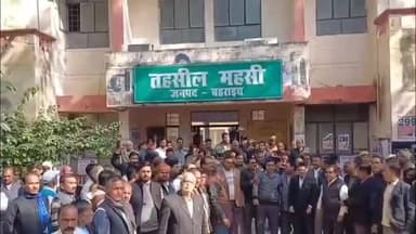 महसी: SDM महसी पर अनैतिक व्यवहार का आरोप, दूसरे दिन भी सड़क पर उतरे अधिवक्ता, 28 से धरने की दी चेतावनी