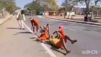 चकाई: मन्नत पूरी होने पर 5 भक्त सिमरिया से उल्टा दंडवत करते हुए निकले बाबाधाम