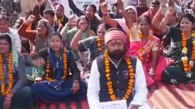 बैरसिया: भोपाल: सतपुड़ा भवन के सामने वेतन कटौती और नियमितीकरण की मांग को लेकर प्रदर्शन