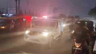 बैसि: सरस्वती पूजा को लेकर बायसी थाना क्षेत्र में पुलिस का फ्लैग मार्च चरैया से बरेली तक निकाला गया