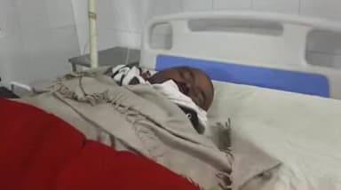 चकिया: ठेकहा गांव के करीब बाइक अनियंत्रित होकर सड़क पर पलटी, बाइक सवार दो लोग गंभीर रूप से घायल