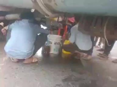 ಕಿತ್ತೂರು: ಕಿತ್ತೂರು ಪಟ್ಟಣದ ಬಳಿ ಇಂಜನ್ ಆಯಿಲ್ ತುಂಬಿಕ್ಕೊಂಡು ಹೋಗುತ್ತಿದ್ದ ವಾಹನ ಅಪಘಾತ,ಆಯಿಲ್ ತುಂಬಲು ಮುಗಿಬಿದ್ದ ಸಾರ್ವಜನಿಕರು