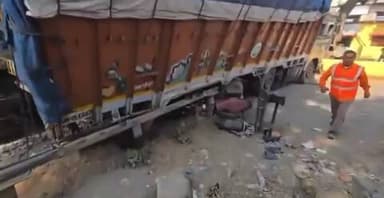 झारखंड में रेलवे क्रॉसिंग पर खड़े ट्रक को ट्रेन ने टक्कर मार दी. इस हादसे का ये वीडियो भी देखिए 👇
#Jharkhand #Updates