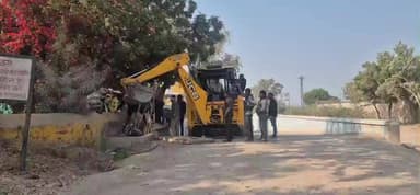 मूंडवा: मूंडवा रेलवे अंडर ब्रिज और अंबुजा के बीच बना नाला आफत साबित हो रहा है