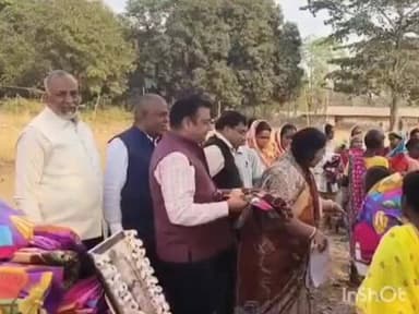 घाटशिला: काशीदा पंचायत के आदिम विकास पुस्तकालय फुटबॉल मैदान, बनटोला में कंबल वितरण किया गया