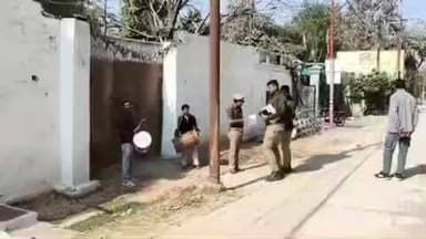 झांसी: झांसी में पुलिस ने घोषित अपराधी मुकेश यादव के पॉलिटेक्निक के पास स्थित आवास पर ढोल बजाकर चस्पा किया नोटिस