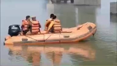 सोहावल: रौनाही थाना क्षेत्र के ढेमवा पुल के आधे हिस्से तक सीसीटीवी में कैद वृद्ध की घाघरा नदी में कूदने की आशंका