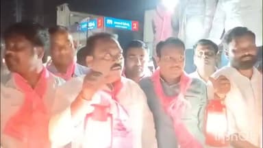 చొప్పదండి: చొప్పదండి పట్టణంలో సెంట్రల్ లైటింగ్ లైట్లు లేవని చొప్పదండి మాజీ ఎమ్మెల్యే సుంకే రవిశంకర్ వినూత్న నిరసన