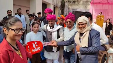 भिनाय: राजकीय महाविद्यालय केकड़ी में आयोजित स्कूटी वितरण कार्यक्रम में स्कूटी की चाबी पाकर छात्राओं के चेहरे खिले