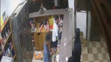 ವಿಜಯಪುರ: ನಗರ ಹೊರಭಾಗದ ರೆಡಿಯೋ ಕೇಂದ್ರದ ಬಳಿಯ ಬಾರ್ ಒಂದರಲ್ಲಿ ಯೂ ಟ್ಯೂಬರ್ ಗಲಾಟೆ ಆರೋಪ