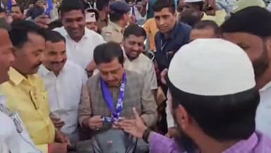 ಜಮಖಂಡಿ: ನಗರದಲ್ಲಿ ದ್ವಿಚಕ್ರ ವಾಹನ ಚಲಾಯಿಸಿ ಎಲ್ಲರ ಗಮನ ಸೆಳೆದ ಸಚಿವ ಜಮೀರ್